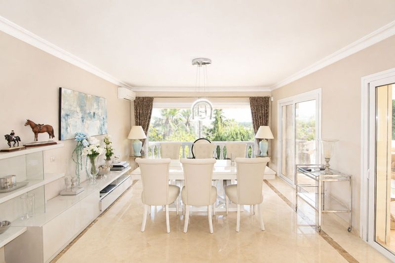 Foto a95db2c7-6445-42d8-9870-8c53f96882a4. Casa amb piscina a Elviria Marbella