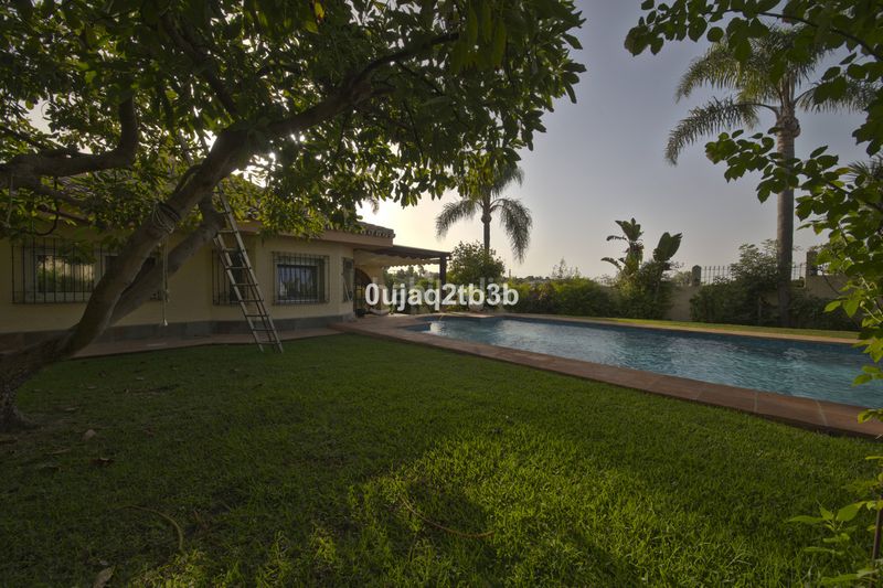 Foto 4efb65a8-42bc-4c52-8901-10fa1162f667. Casa amb piscina a Los Llanos Estepona