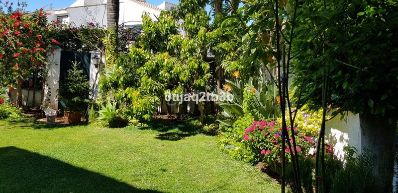 Foto 5813743b-2475-4963-bac8-934b8b36c33a. Casa amb piscina a Los Llanos Estepona