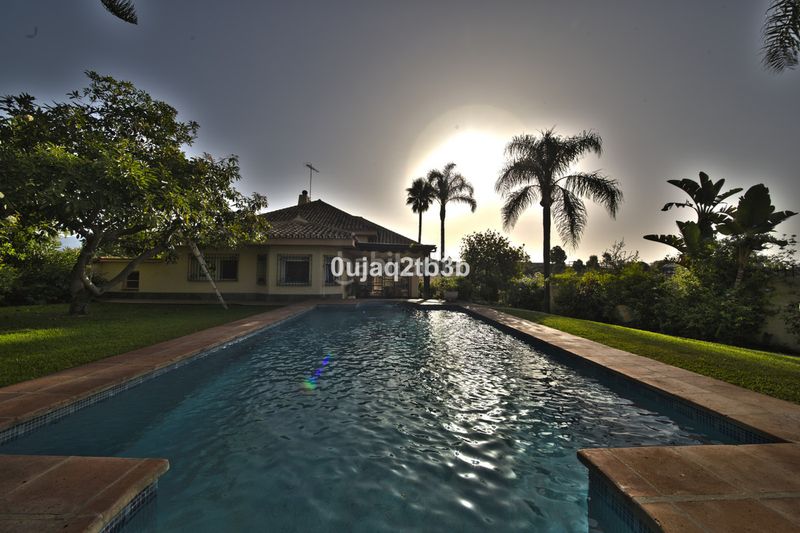 Foto 8fb040e1-6b1d-4acd-91a7-e592e504a7c5. Casa amb piscina a Los Llanos Estepona