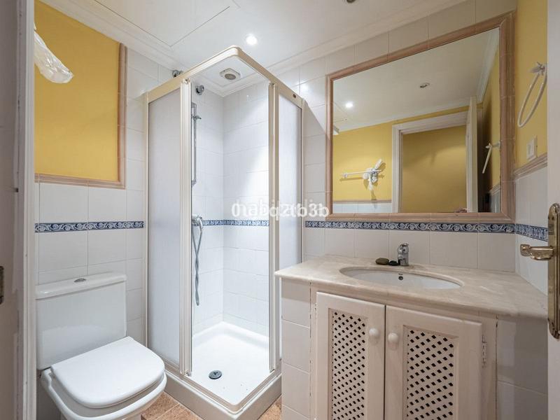 Foto bedb6faa-d1d7-4d83-b3f3-6f637b26e423. Apartament amb piscina a Puerto Banús Marbella