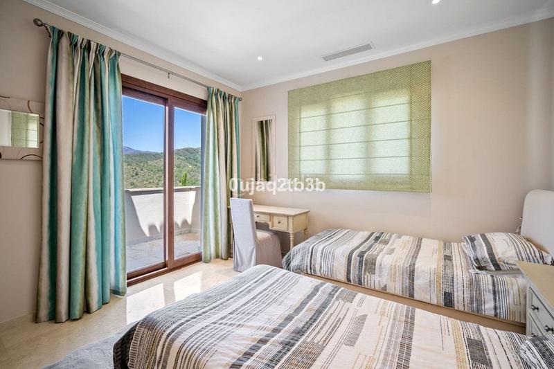 Foto e79d61f8-ab1c-4570-8e9e-163bdc4c19c9. Chalet con piscina in Montemayor - Marbella Club Benahavís