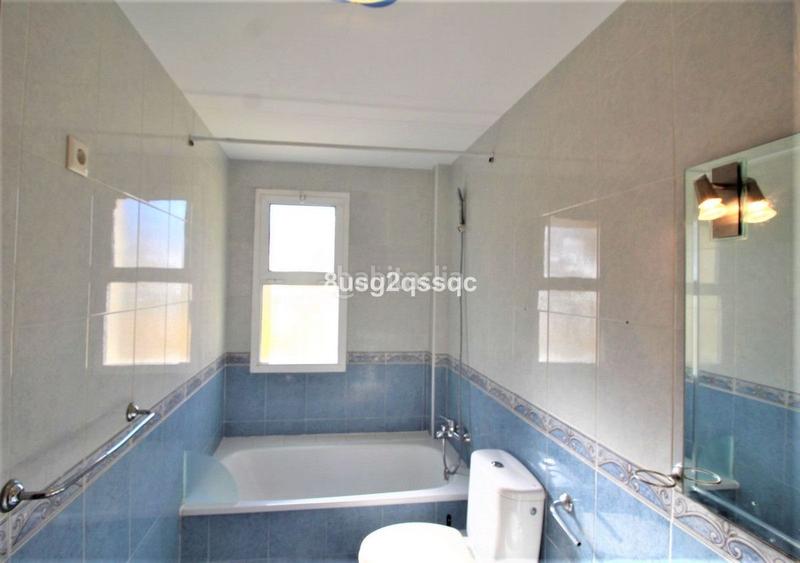 Foto 82b8d160-9f00-4c70-8dd3-cb374ecebd2d. Casa a schiera con piscina in Los Llanos Estepona