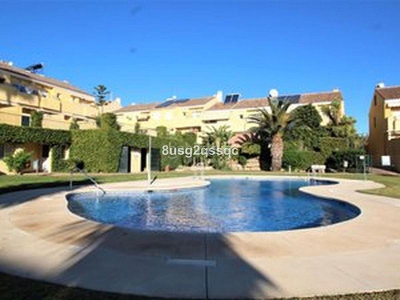 Foto 944cba70-d03e-4c6e-ae3d-f6be578ce736. Casa a schiera con piscina in Los Llanos Estepona