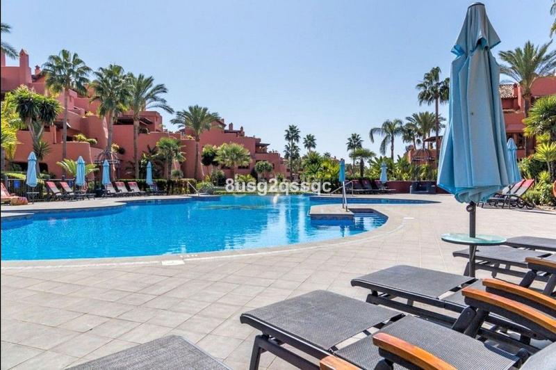 Foto f87e8b45-c9b8-4db0-b016-52d439c0dbf8. Casa a schiera con piscina in Los Llanos Estepona