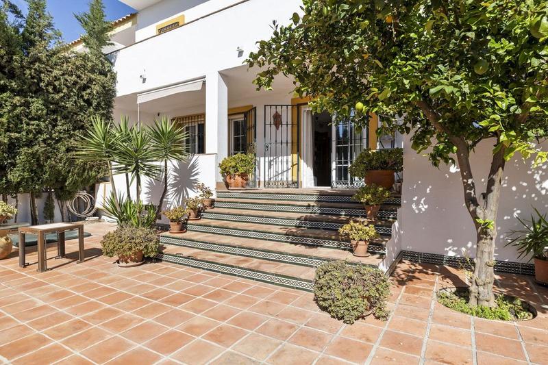 Foto 1a927de5-1fbc-49b7-963e-dacce1492363. Semi detached house with heating pool in Los Monteros Marbella
