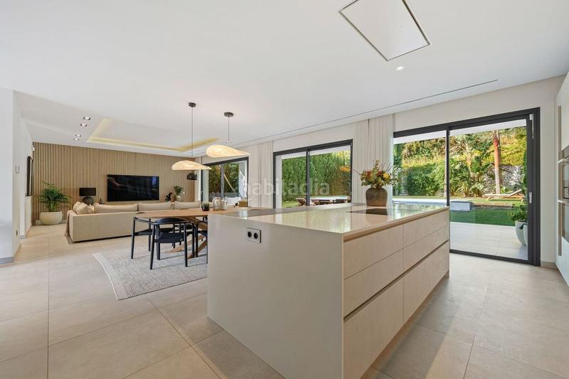 Foto b740307b-41ec-4d7f-9d8a-d22387bf9842. Chalet con piscina in Nueva Andalucía centro Marbella