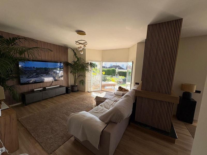 Foto cc6f9a1f-468e-41a9-8f24-7edfb0aed44b. Chalet with pool in Santa María Marbella