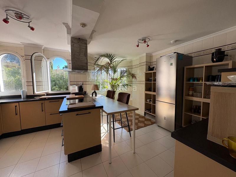 Foto e59f25f1-544c-4b49-9d7c-0bec1f0494b4. Chalet con piscina in Santa María Marbella