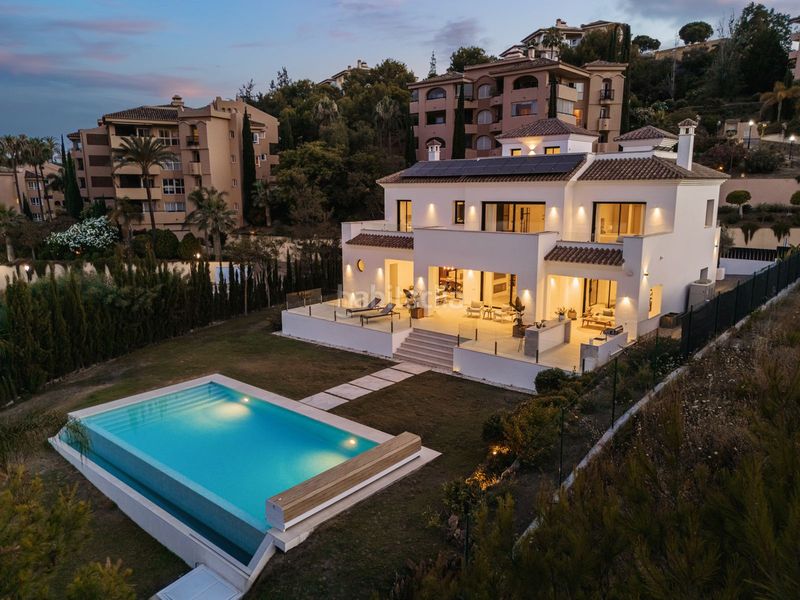 Foto a2911262-0283-4748-9e74-920aa164ff3e. Casa amb aparcament piscina a Elviria Marbella