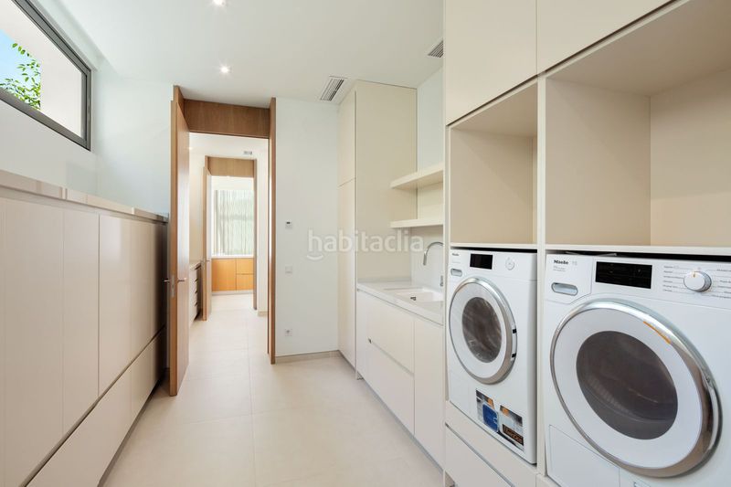 Foto a6966683-9be6-4fc1-8459-879b6b28dd49. Casa amb piscina a bahía de Casares Casares