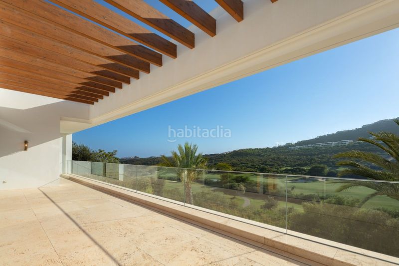 Foto f4c565ea-3bb5-4a8d-b832-9b5c3e0e7418. Casa amb piscina a bahía de Casares Casares