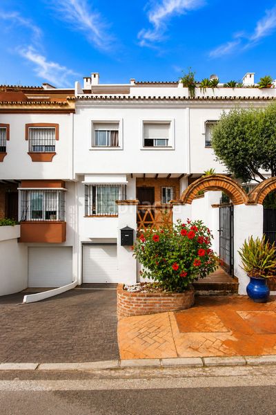 Foto 677ab416-eeb2-49d5-b46a-b1ad2004eb05. Casa adossada amb aparcament a Las Lomas de Río Verde Marbella