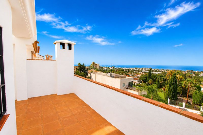 Foto 72c66b19-9b15-4d58-8e9b-ae55ce1123b6. Casa adossada amb aparcament a Las Lomas de Río Verde Marbella