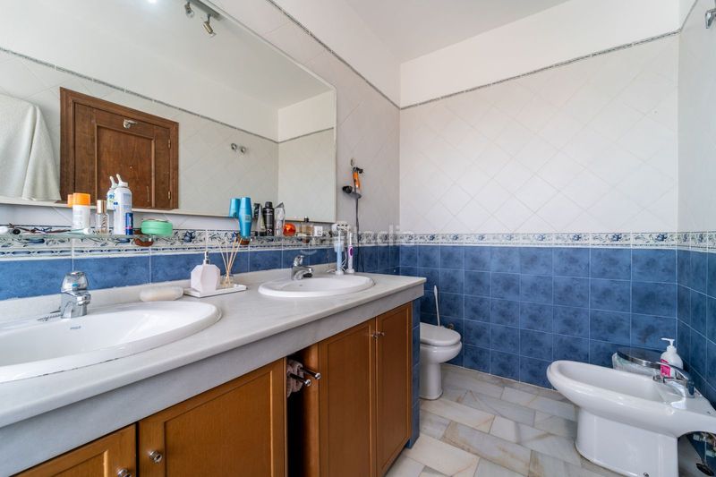 Foto 816b24d0-1cc0-473c-bacb-6886916f4ac2. Casa adossada amb aparcament a Las Lomas de Río Verde Marbella