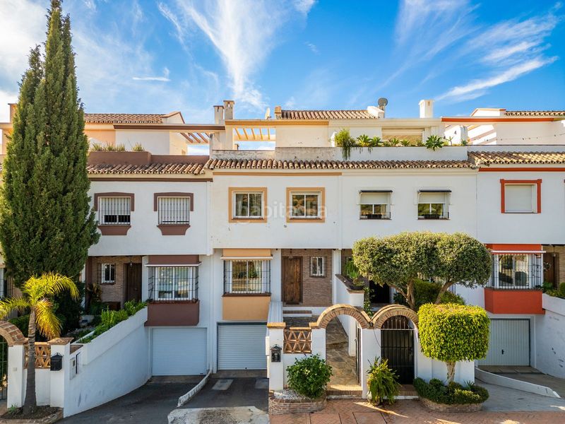 Foto 8afec989-f0bd-4e8b-938c-75b519fd005f. Casa adossada amb aparcament a Las Lomas de Río Verde Marbella