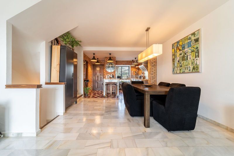 Foto 915946d8-c7de-4f5b-8f9e-7e9d08746cf9. Casa adossada amb aparcament a Las Lomas de Río Verde Marbella