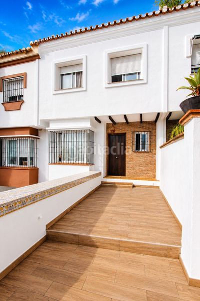 Foto a946cce9-d2a5-4f0d-a037-742023c5234d. Casa adossada amb aparcament a Las Lomas de Río Verde Marbella