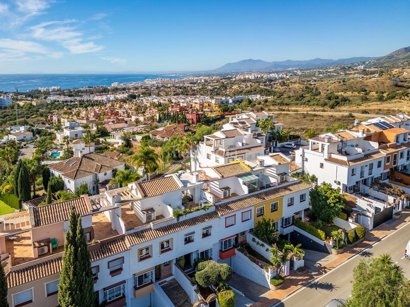 Foto ae341cb3-f49d-4940-be6f-56a93d8a7f87. Casa adossada amb aparcament a Las Lomas de Río Verde Marbella