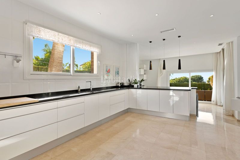 Foto c572bea4-d1b1-45ed-a493-389d4f6ecc01. Casa amb aparcament piscina a El Rosario - Ricmar Marbella