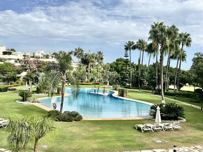 Foto 17bd6103-a354-495e-beca-d046f4dcb115. Apartament amb aparcament a Las Brisas Marbella