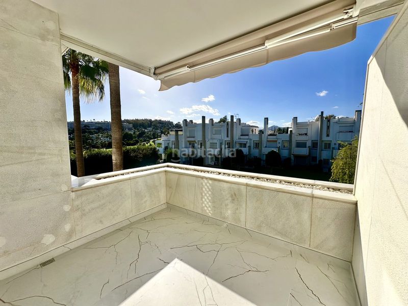 Foto 3d046e08-514b-4d29-aebf-7625dd1bae1c. Apartament amb aparcament a Las Brisas Marbella