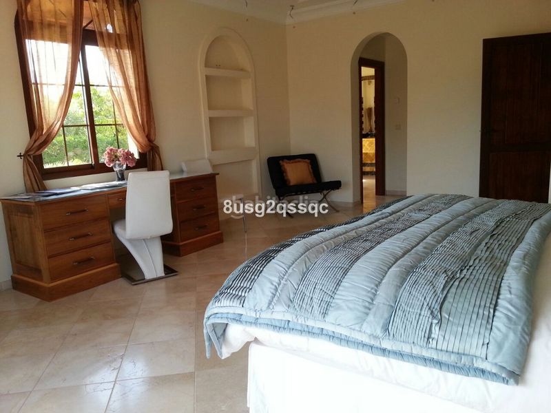 Foto 0c41904b-b55d-4864-925a-cf726423821e. Casa amb aparcament piscina a Cancelada Estepona