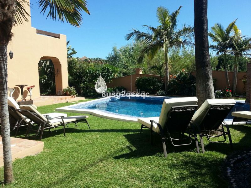 Foto 9a6681f0-756f-488f-baf2-1432bf6060b9. Casa amb aparcament piscina a Cancelada Estepona