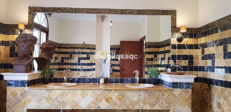 Foto a8c888c6-aa4d-4633-b623-4bdf63c8da3b. Casa amb aparcament piscina a Cancelada Estepona