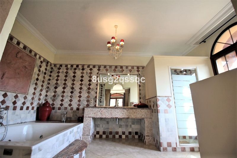 Foto bd23757f-80fd-4f94-872c-a2467e3d820c. Casa amb aparcament piscina a Cancelada Estepona