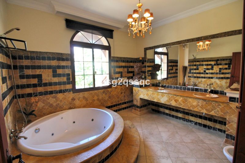 Foto c9ab8d46-1091-4f20-82a8-c03c487e3141. Casa amb aparcament piscina a Cancelada Estepona