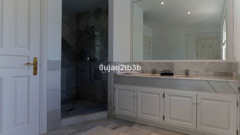 Foto 0952e94c-ad5d-4346-9b90-b63779f53e60. Casa amb aparcament piscina a Guadalmina Baja Marbella