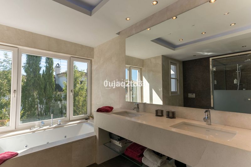 Foto 42ed52d5-3ffb-4bf5-bd9e-bfea9a83725a. Casa amb aparcament piscina a Guadalmina Baja Marbella