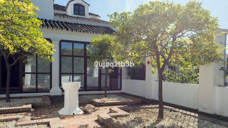 Foto d4bd51a4-b64c-46fe-9e1e-e6b2395fd281. Casa amb aparcament piscina a Guadalmina Baja Marbella