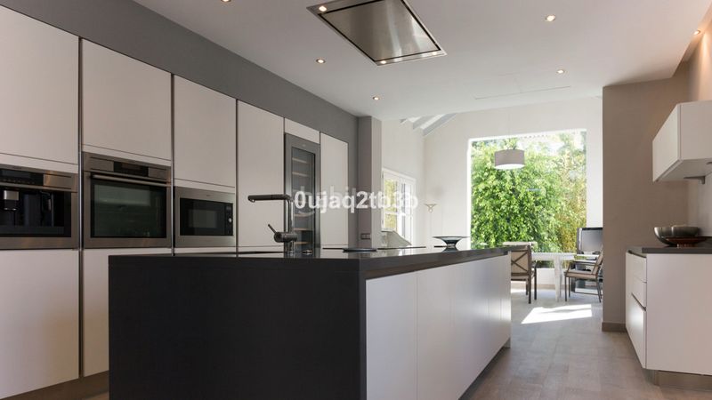 Foto f83a9117-b6cc-4d6e-b1b8-dfb4073a8390. Casa amb aparcament piscina a Guadalmina Baja Marbella
