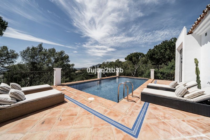 Foto 88cb8693-d271-4f5e-9d0f-26c1ef63ff2b. Casa amb piscina a El Madroñal Benahavís