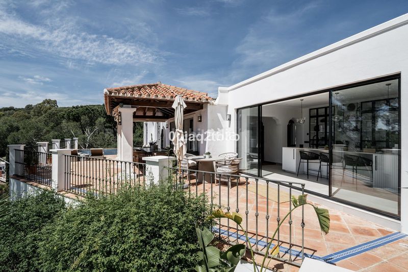 Foto a7219e8c-bfc3-47c9-9c97-42ab3fb4dfa2. Casa amb piscina a El Madroñal Benahavís