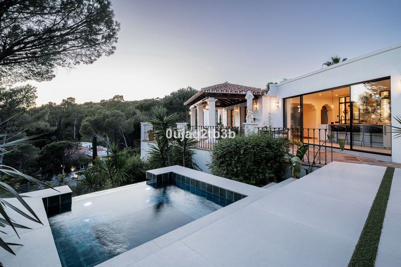 Foto c5b50148-25f1-4e97-9284-90b41aadb278. Casa amb piscina a El Madroñal Benahavís