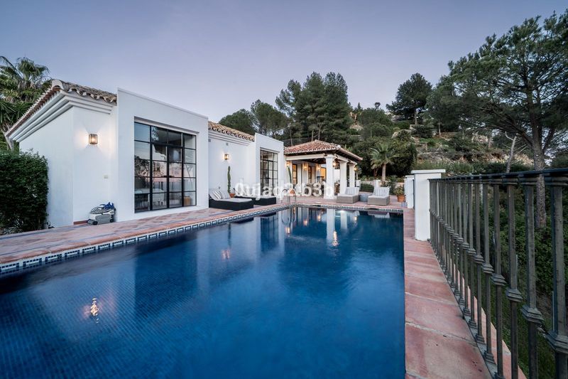Foto ffb23107-6f98-4c26-8877-8949f9533cfe. Casa amb piscina a El Madroñal Benahavís