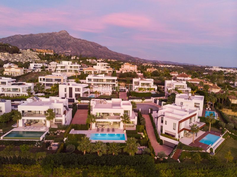 Foto 938af0f7-5e8c-4f18-8e0e-e5a0be3603c1. Casa amb aparcament piscina a Los Naranjos Marbella