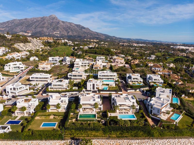 Foto ee742010-27ec-4f0d-9354-7f4d644fcf99. Casa amb aparcament piscina a Los Naranjos Marbella
