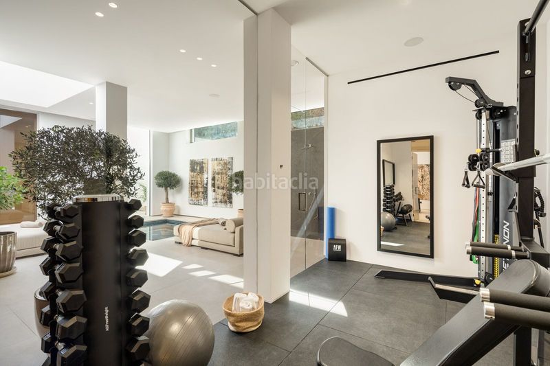 Foto e0a5e7d5-d23b-46fe-9067-06faf68e8ee2. Casa amb aparcament a Los Naranjos Marbella