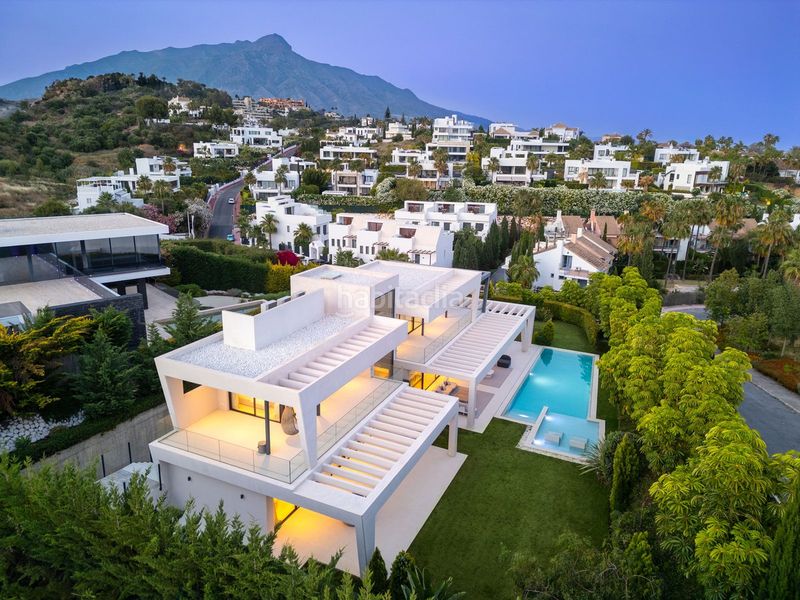 Foto c6f71552-9372-4b60-a3ad-e7a675e8ce53. Casa amb piscina a Los Naranjos Marbella