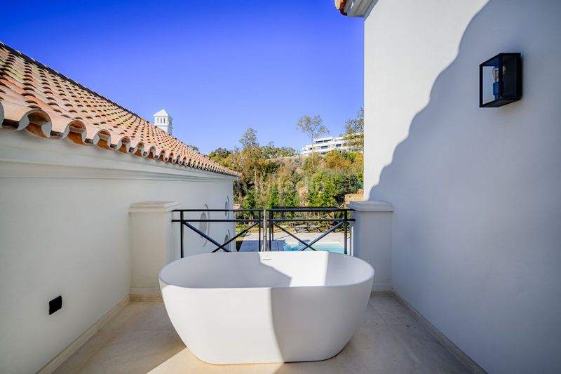 Foto 51ce913d-b07f-4fda-be21-84a635800718. Casa amb aparcament piscina a Los Naranjos Marbella