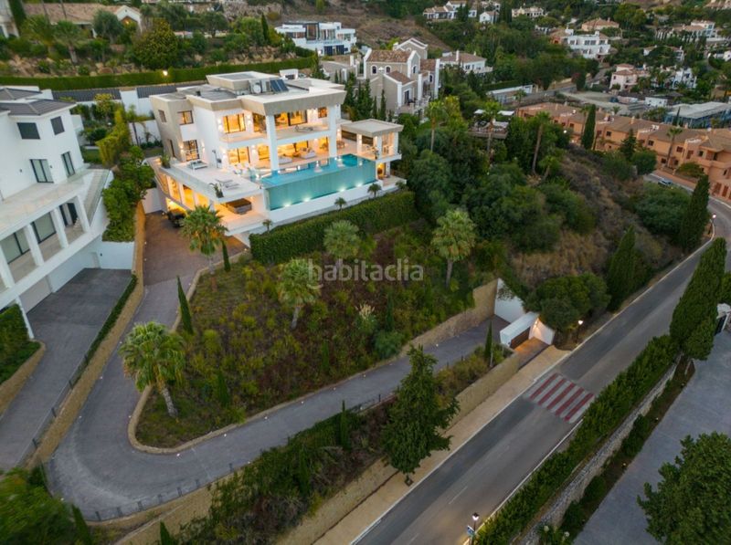 Foto 408ad7e5-2d4b-4710-b17d-8bcf9ec00658. Casa amb aparcament piscina a El Paraíso Benahavís