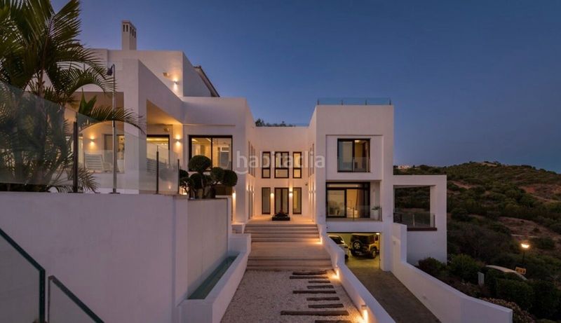Foto 4e1cb216-0270-4a2c-8d25-5af1fa5d71df. Casa amb aparcament piscina a Alto de los Monteros Marbella