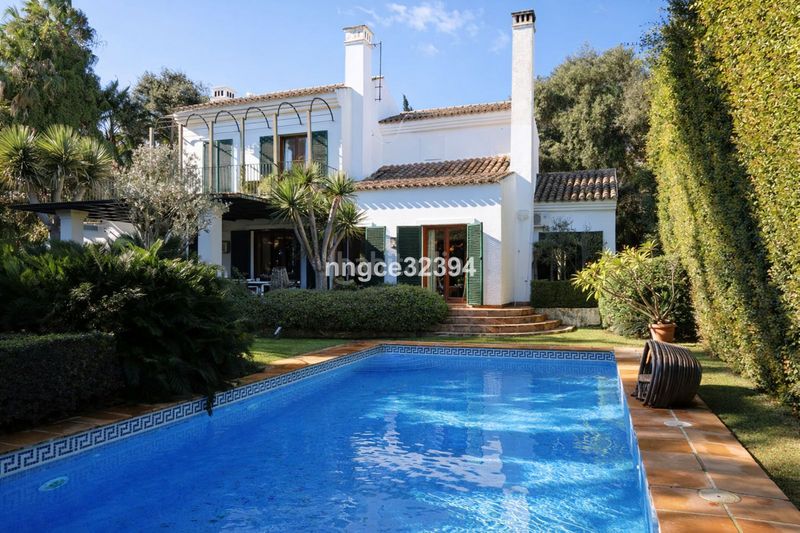 Foto 366cb189-d0a0-4178-be07-34e978fbf825. Casa amb aparcament piscina a Sotogrande costa Sotogrande