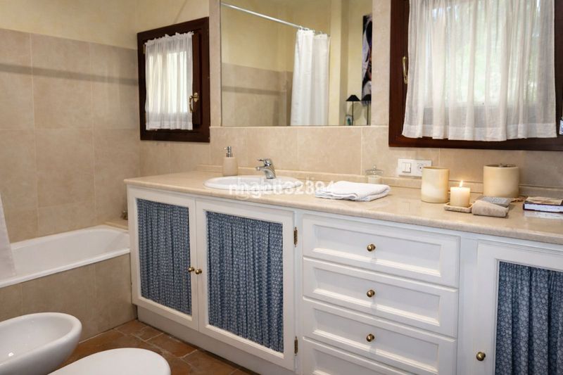 Foto dd60d4c3-8fd9-4b37-aa3c-39cf2c579fe6. Casa amb aparcament piscina a Sotogrande costa Sotogrande