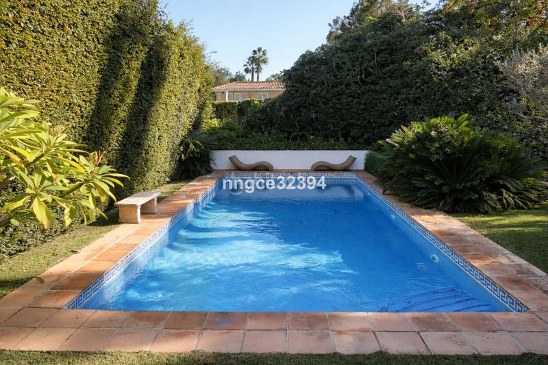 Foto ed14c1b7-4f4b-4ad1-9eea-6025ba23dfa4. Casa amb aparcament piscina a Sotogrande costa Sotogrande