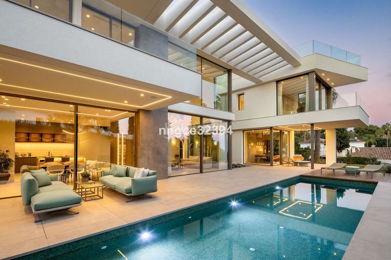 Foto 390da6ee-2fef-42ec-8562-f106a7c9dfc6. Casa amb aparcament piscina a Guadalmina Baja Marbella